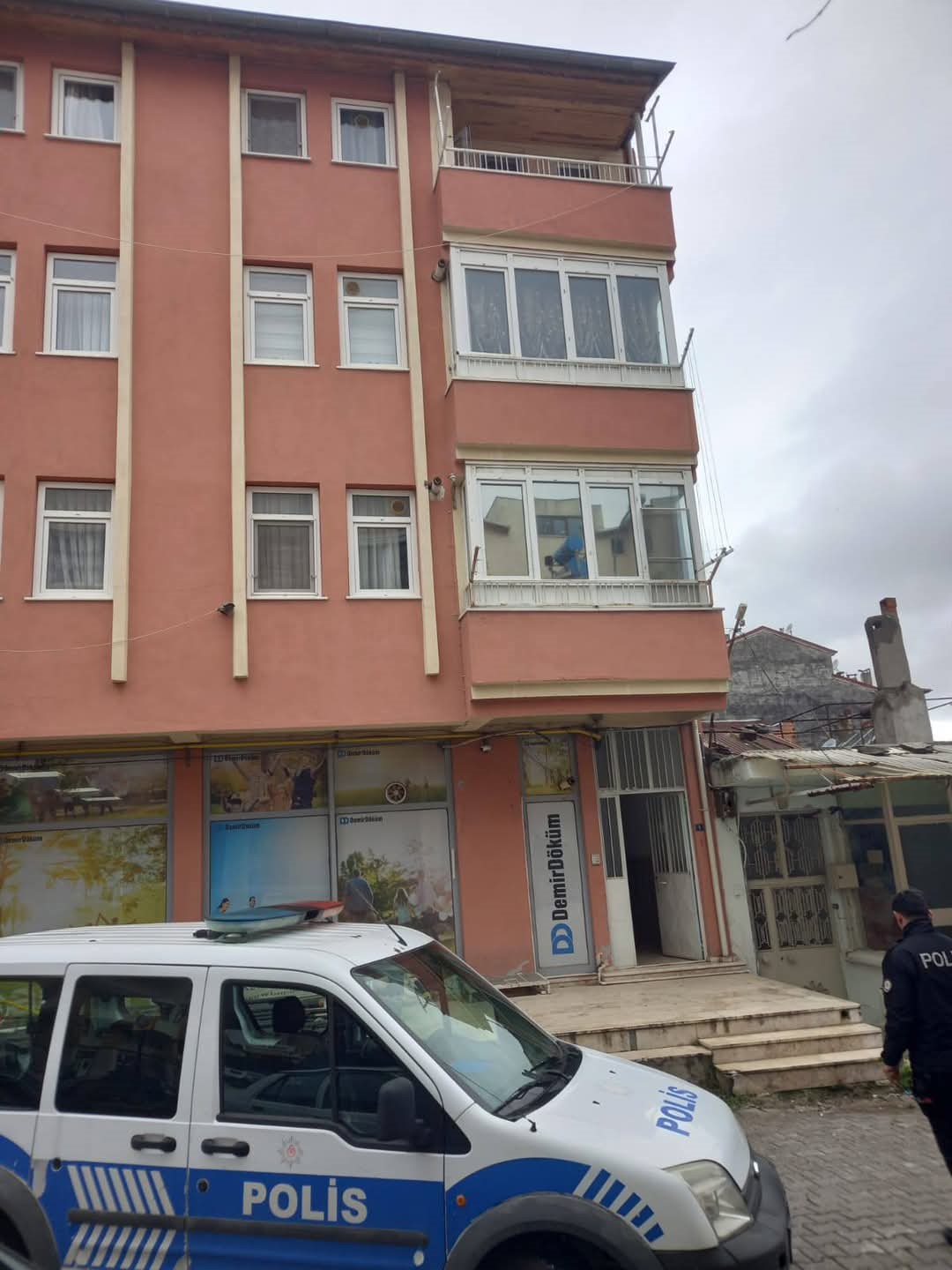 Evinin balkonundan d&uuml;şen şahıs kaldırıldığı hastanede &ouml;ld&uuml;
