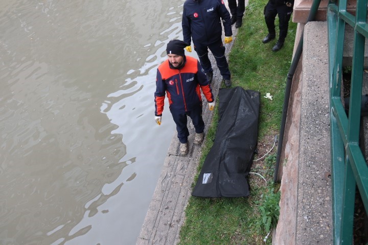 Temizlik için suyu azaltılan Porsuk Çayı yüzeyinde bir şahsın cansız bedeni bulundu