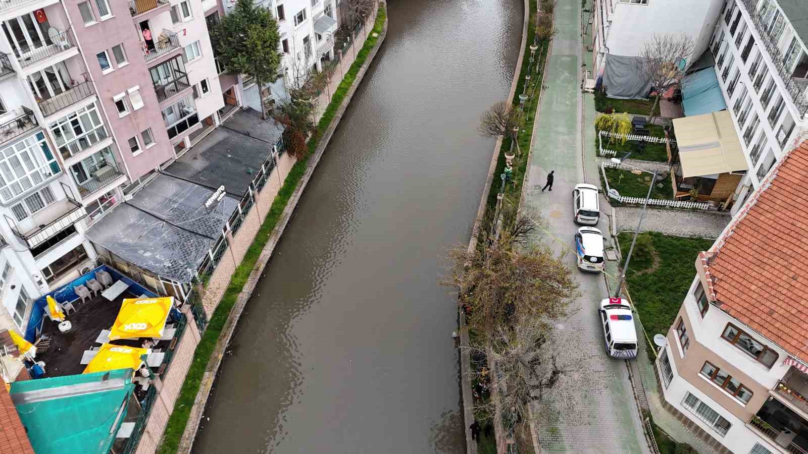 Temizlik i&ccedil;in suyu azaltılan Porsuk &Ccedil;ayı y&uuml;zeyinde bir şahsın cansız bedeni bulundu
