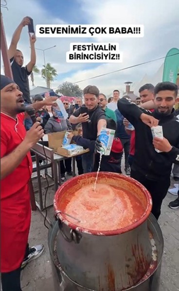 Karnavalda Hindistan sokak lezzetlerini andıran fenomen dönercinin standı kaldırıldı