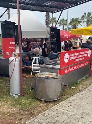 Karnavalda Hindistan sokak lezzetlerini andıran fenomen dönercinin standı kaldırıldı 