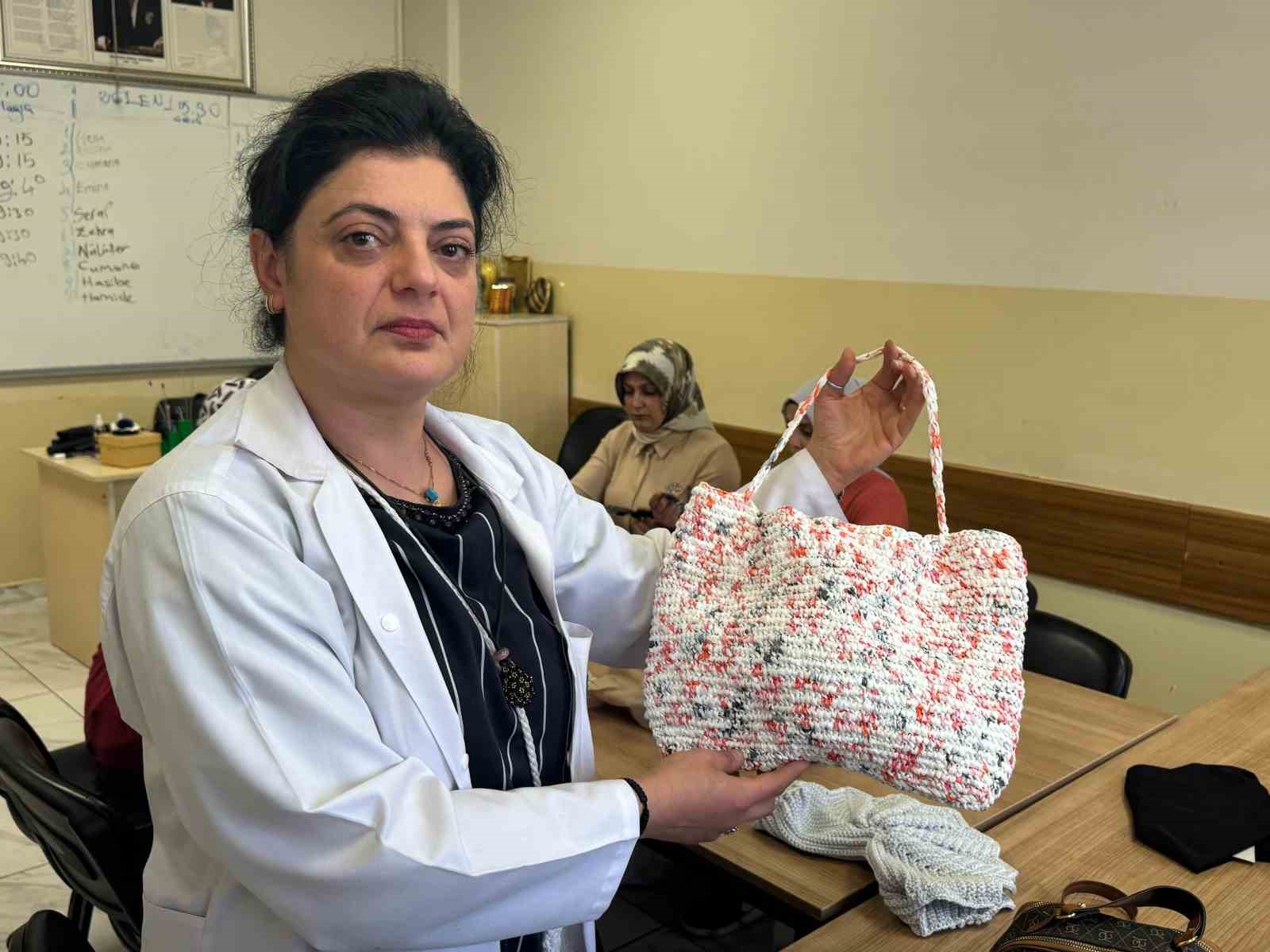 Naylon poşetler rengarenk çantalara dönüşüyor