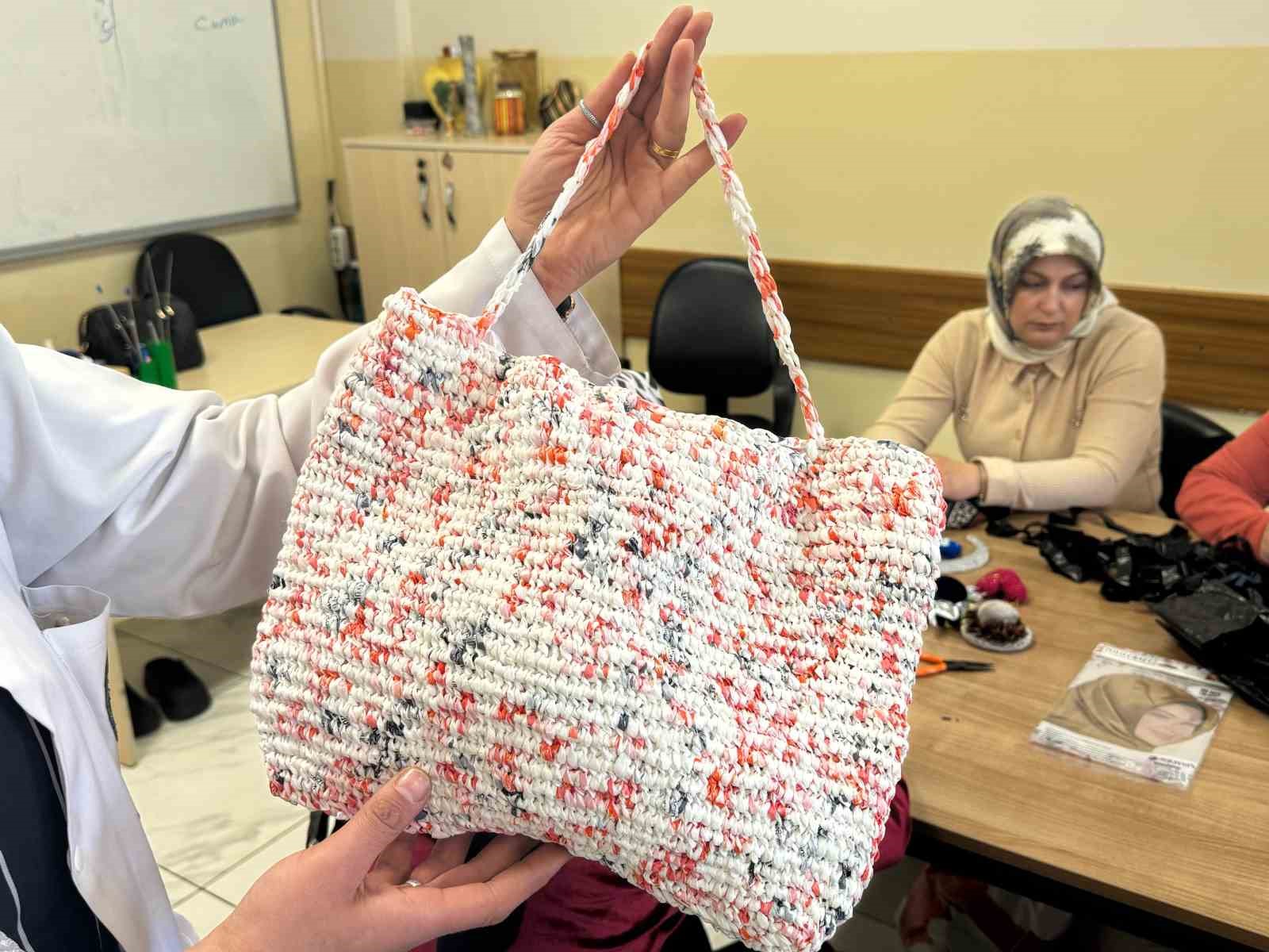 Naylon poşetler rengarenk çantalara dönüşüyor