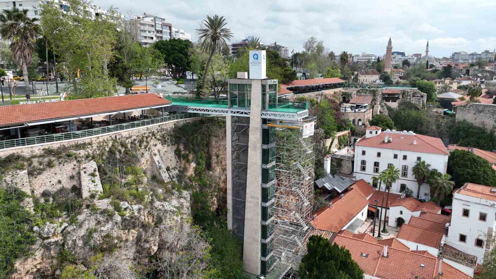 Antalya Yat Limanı’ndaki asansörde bakım onarım çalışması