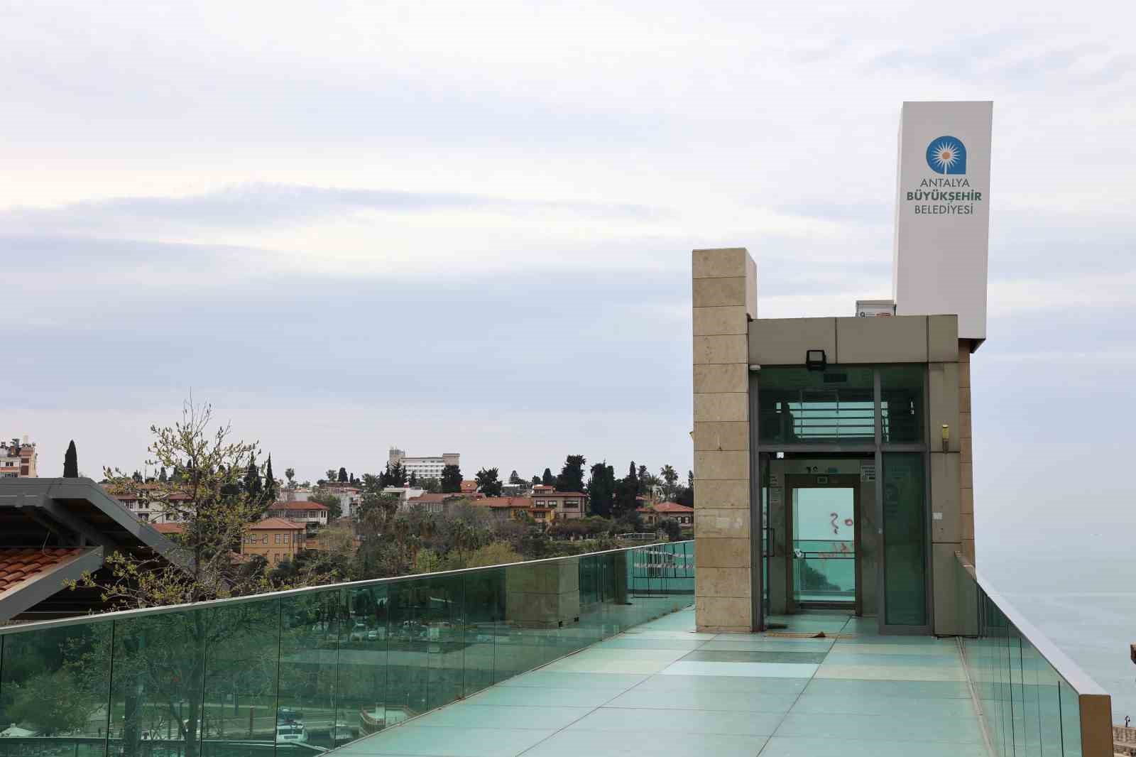 Antalya Yat Limanı&rsquo;ndaki asans&ouml;rde bakım onarım &ccedil;alışması
