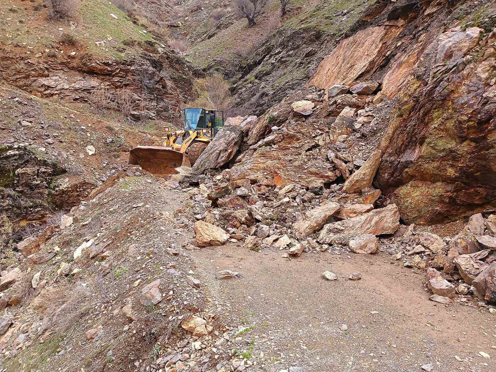 Heyelanlı yollar temizleniyor
