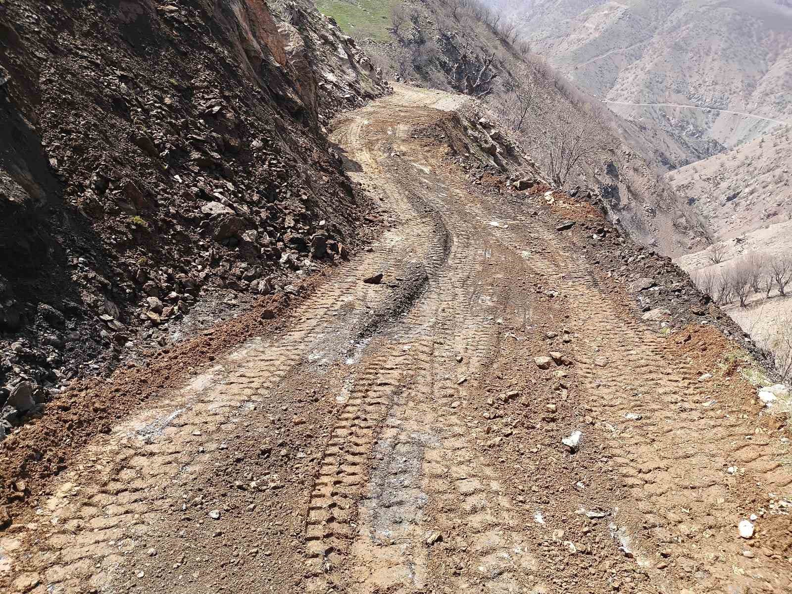 Heyelanlı yollar temizleniyor