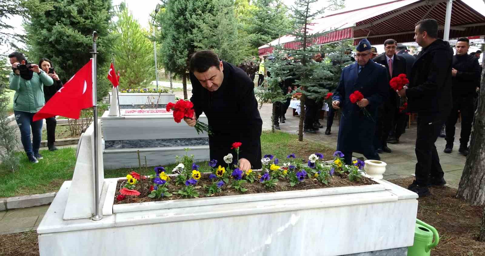 Kütahya’da Polis Haftası dolayısıyla şehitlik ziyaretleri gerçekleştirildi