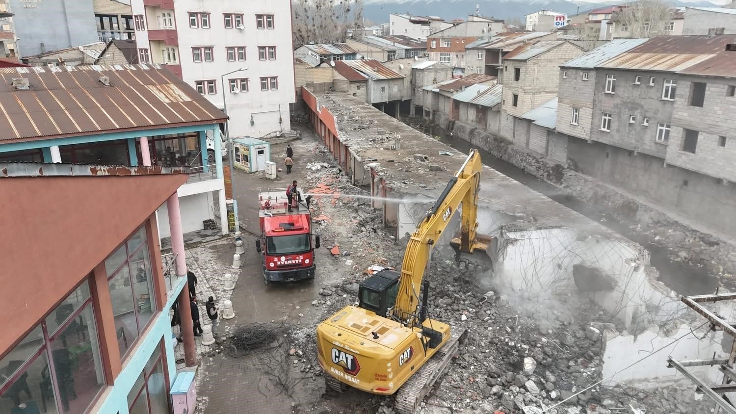 Başkan Taşkın; "Riskli yapılar birer birer yıkılıyor"
