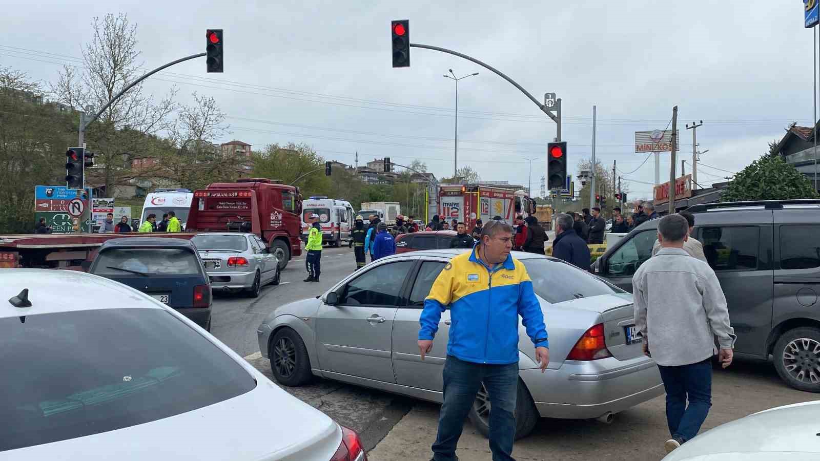 Hastayı hastaneye yetiştirmeye çalışan ambulans otomobille çarpıştı: 2 yaralı
