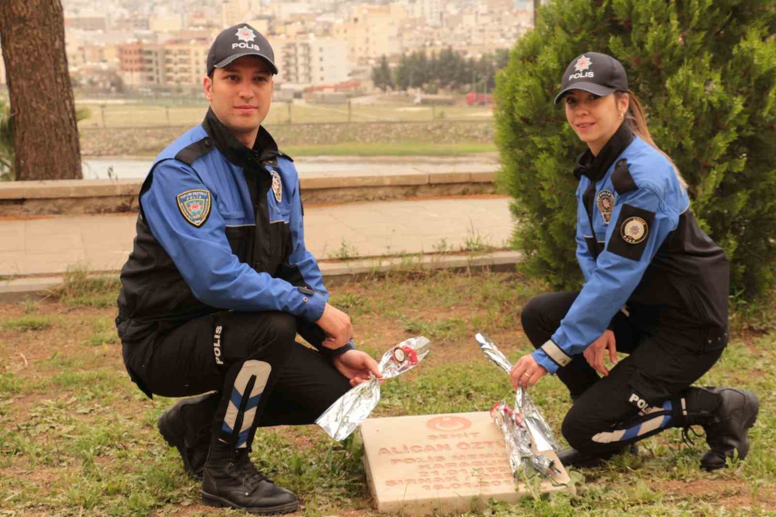 Cizre’de Polis Haftası etkinlikleri kapsamında şehitler anıtına karanfil bırakıldı
