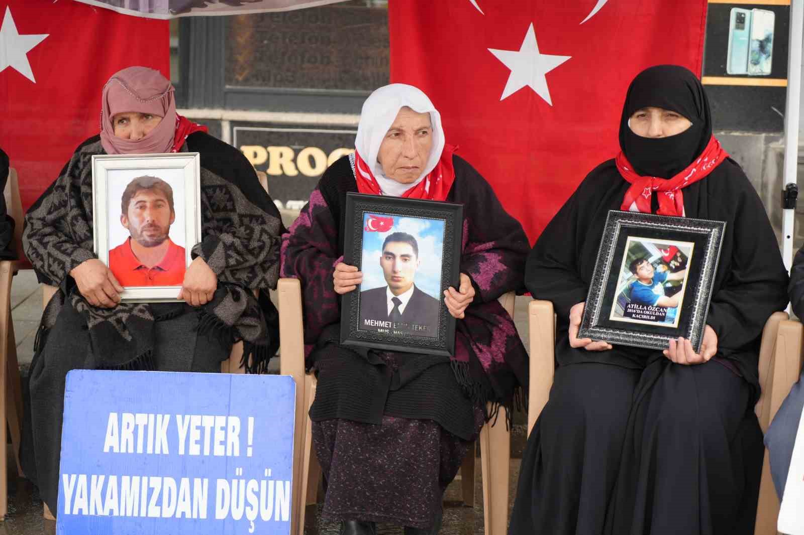 Muşlu anneler sağanak altında evlat n&ouml;betini s&uuml;rd&uuml;r&uuml;yor
