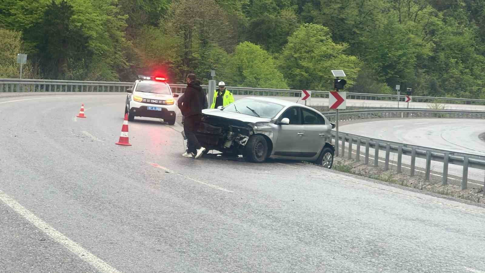 Islak zeminde kontrol&uuml; kaybeden s&uuml;r&uuml;c&uuml; hafif yaralandı
