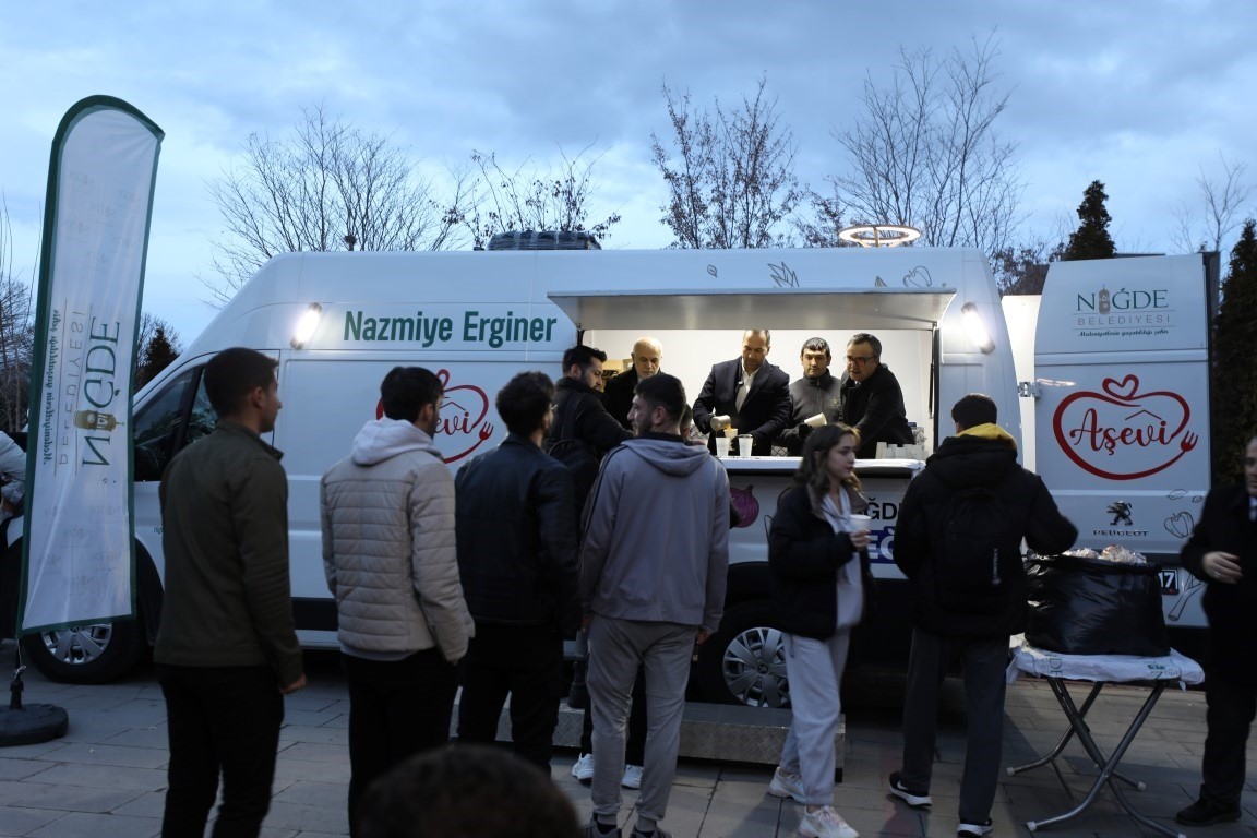 Niğde Belediyesi’nden öğrencilere çorba ikramı