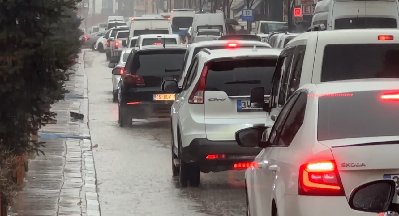 Yüksekova’da aniden bastıran sağanak caddeleri göle çevirdi