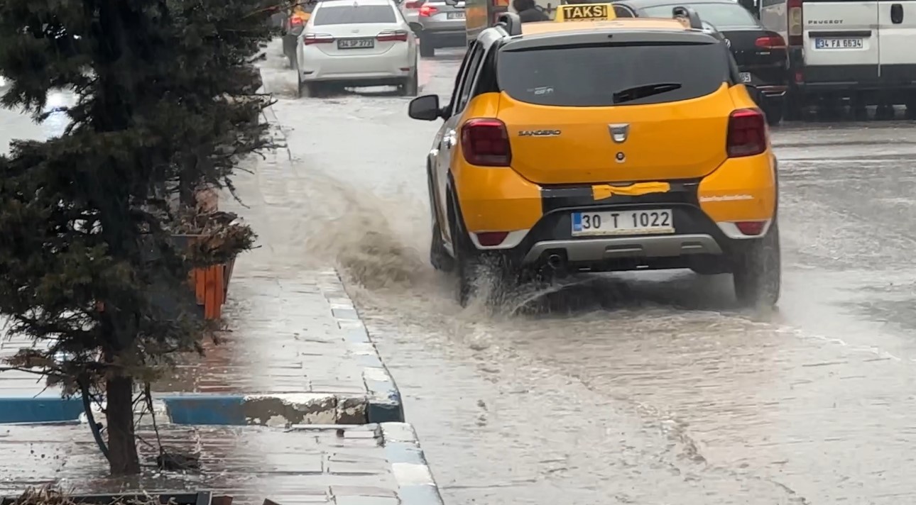 Y&uuml;ksekova&rsquo;da aniden bastıran sağanak caddeleri g&ouml;le &ccedil;evirdi
