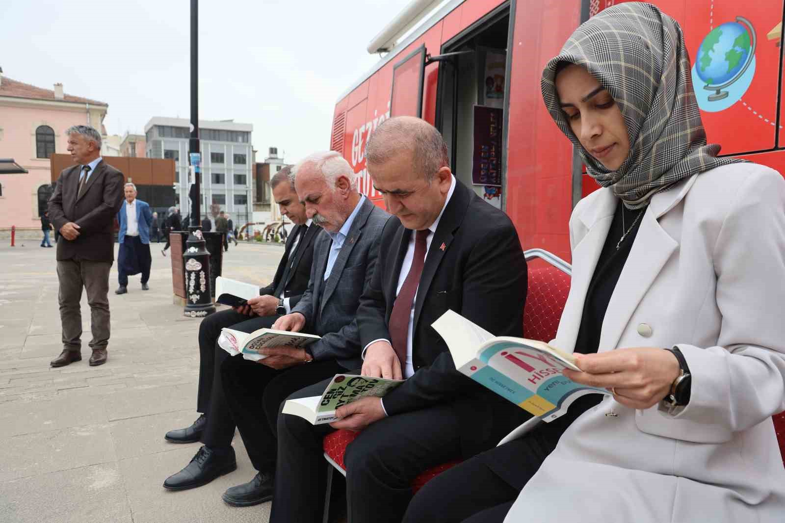 Vali Hatipoğlu &ouml;nce okudu, sonra vatandaşlara hediye etti
