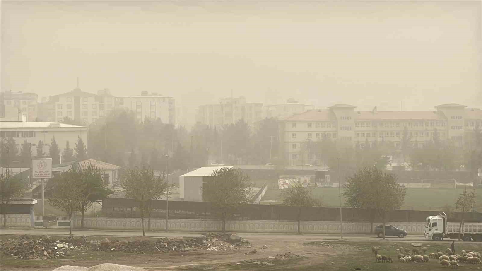 Şanlıurfa’da ve ilçelerinde toz taşınımı hayatı olumsuz etkiliyor