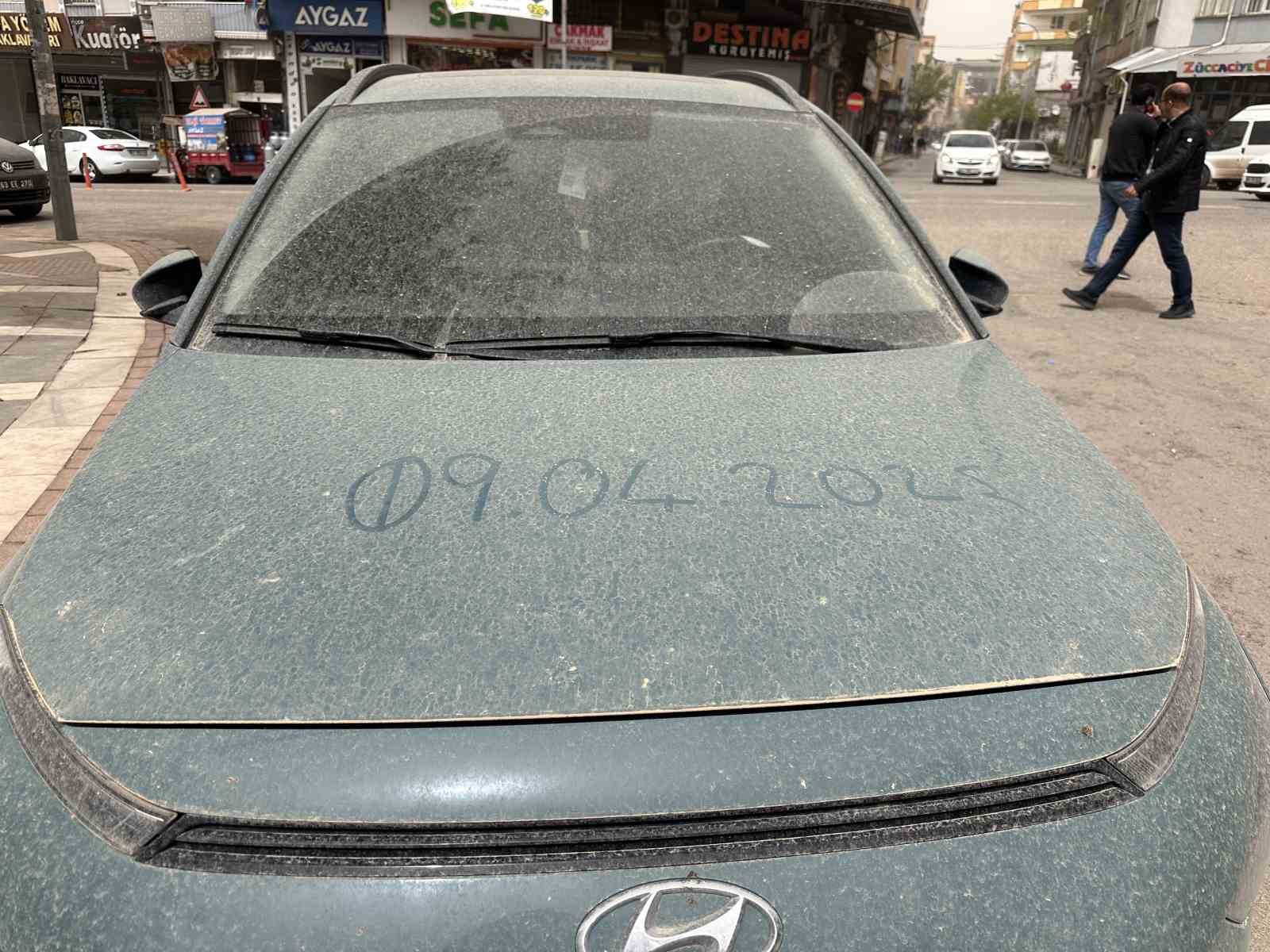 Şanlıurfa&rsquo;da ve il&ccedil;elerinde toz taşınımı hayatı olumsuz etkiliyor
