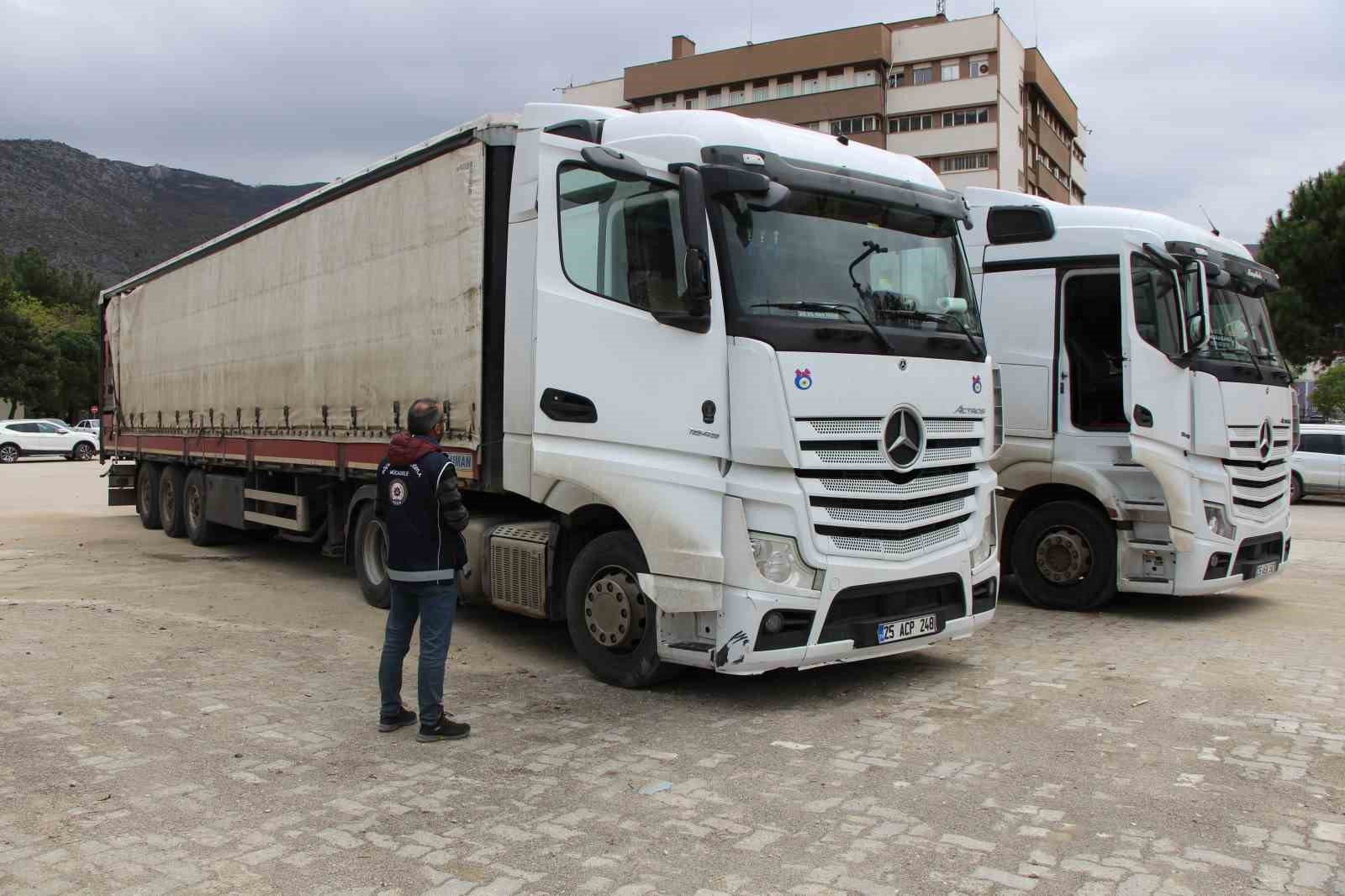 Amasya’da 5 kaçak göçmen yakalanan 2 tırın sürücüleri tutuklandı