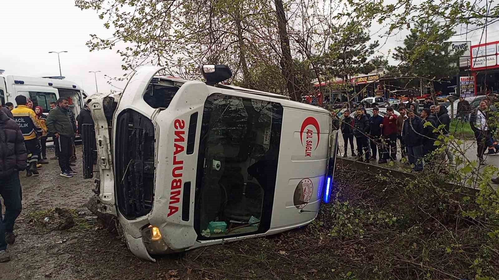 Zonguldak’ta ambulans ile otomobil çarpıştı: 6 yaralı