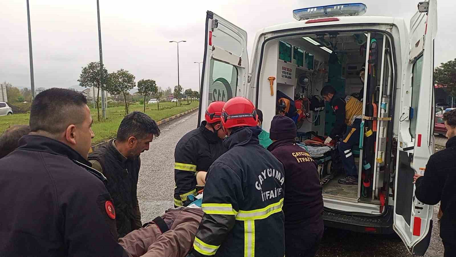 Zonguldak’ta ambulans ile otomobil çarpıştı: 6 yaralı