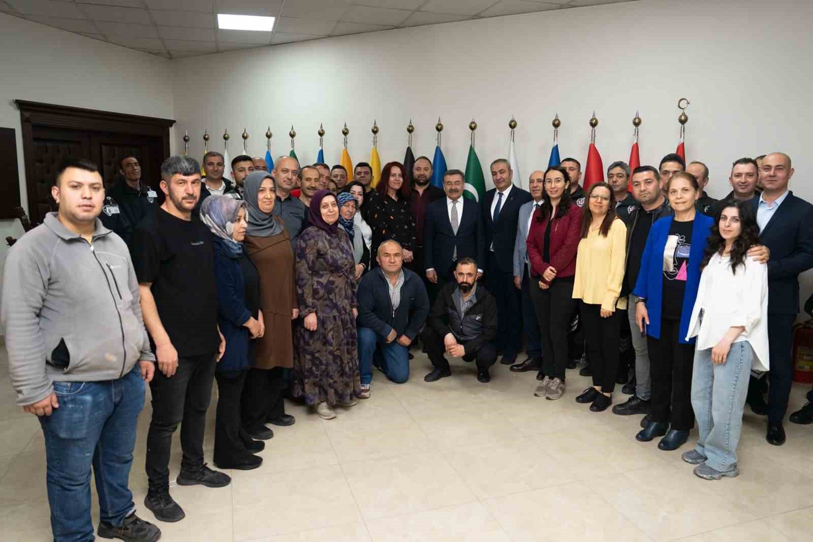 Başkan Odabaşı personei ve vatandaşlarla bayramlaştı