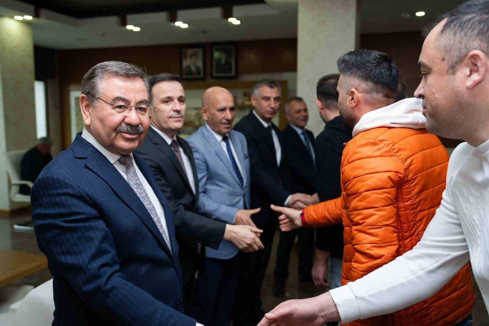 Başkan Odabaşı personei ve vatandaşlarla bayramlaştı
