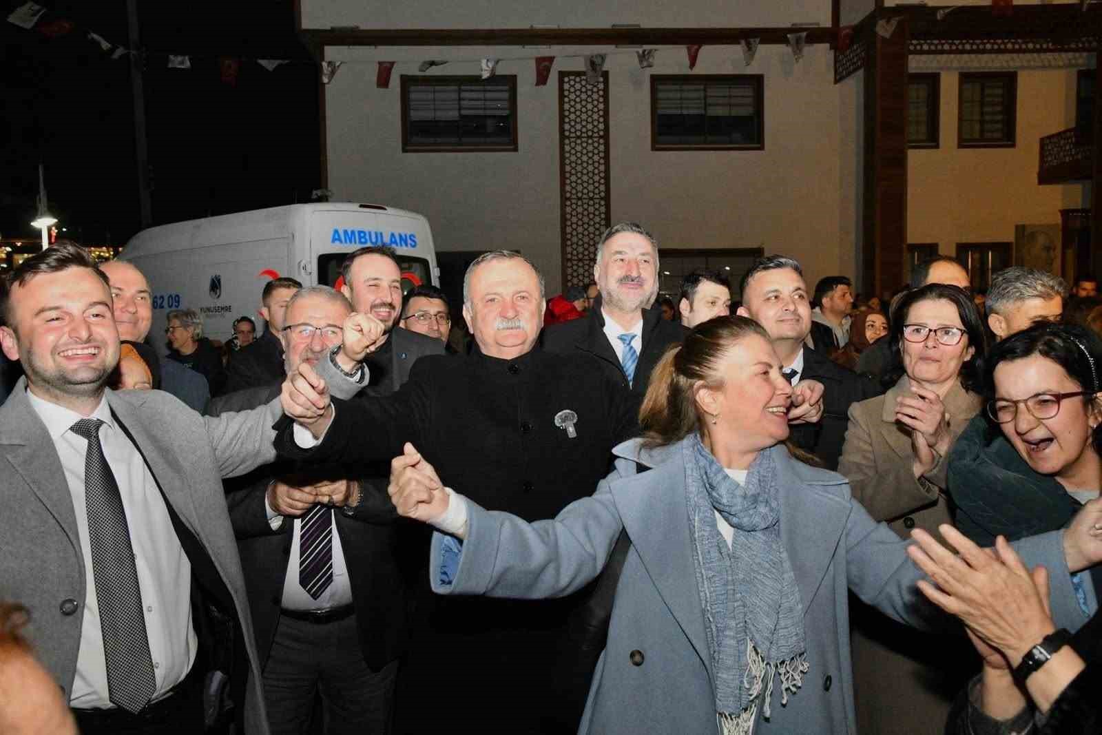 Romanlar günlerini dans ederek kutladı