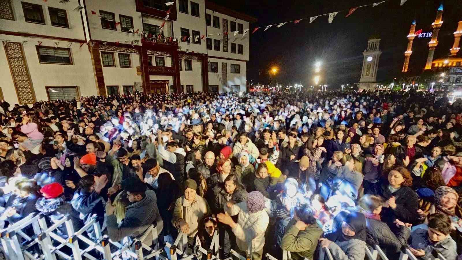 Romanlar g&uuml;nlerini dans ederek kutladı
