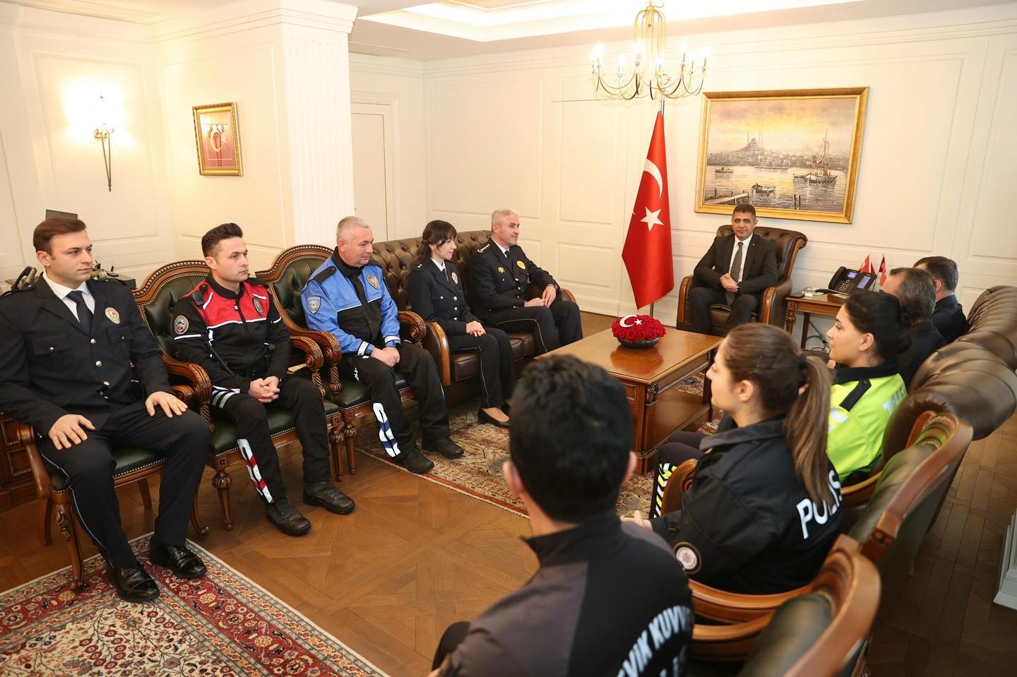 Emniyet mensuplarını makamında ağırladı
