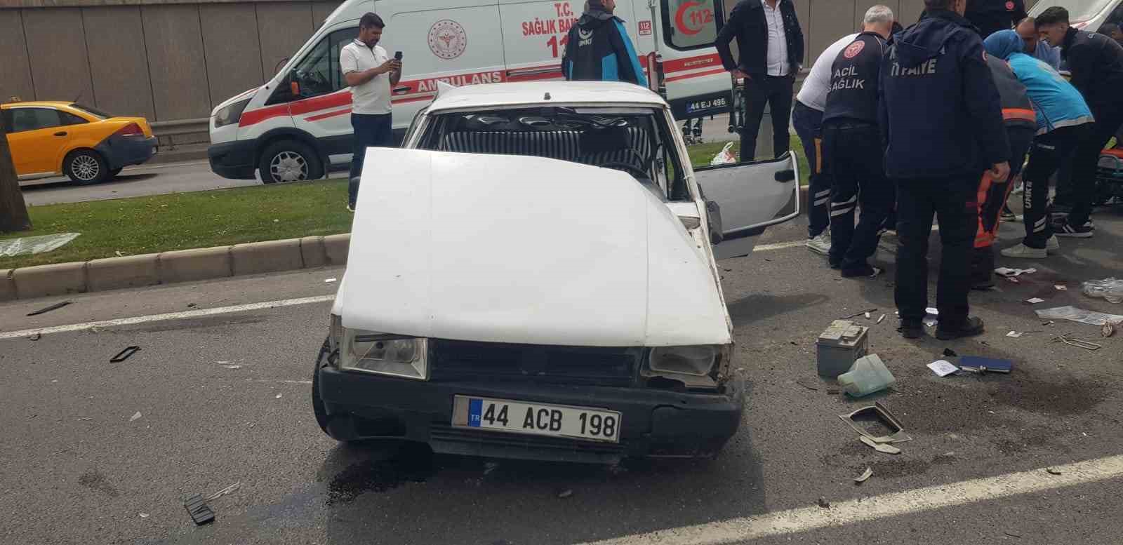 Malatya’da çekici ile çarpışan Tofaş kağıt gibi ezildi: 8 yaralı