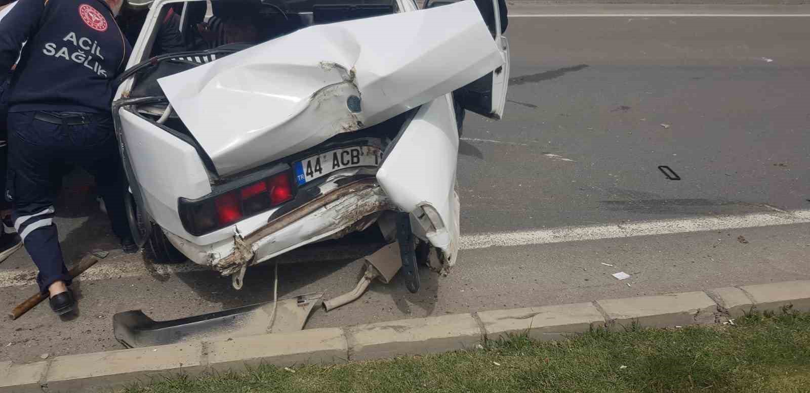 Malatya&rsquo;da &ccedil;ekici ile &ccedil;arpışan Tofaş kağıt gibi ezildi: 8 yaralı
