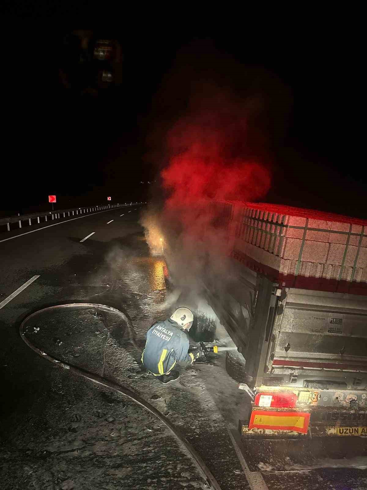 Akseki&rsquo;de rampa inerken balataları yanan tır alev aldı
