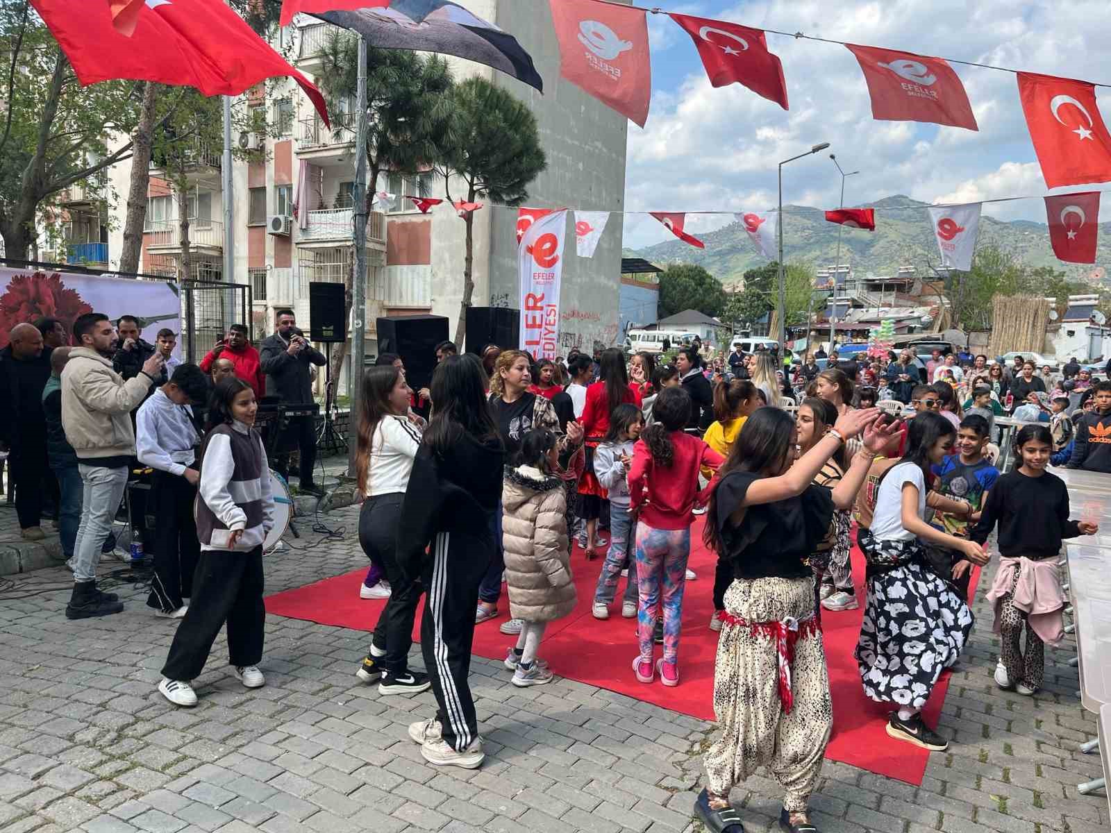 Romanlar g&uuml;n&uuml; renkli kutlandı
