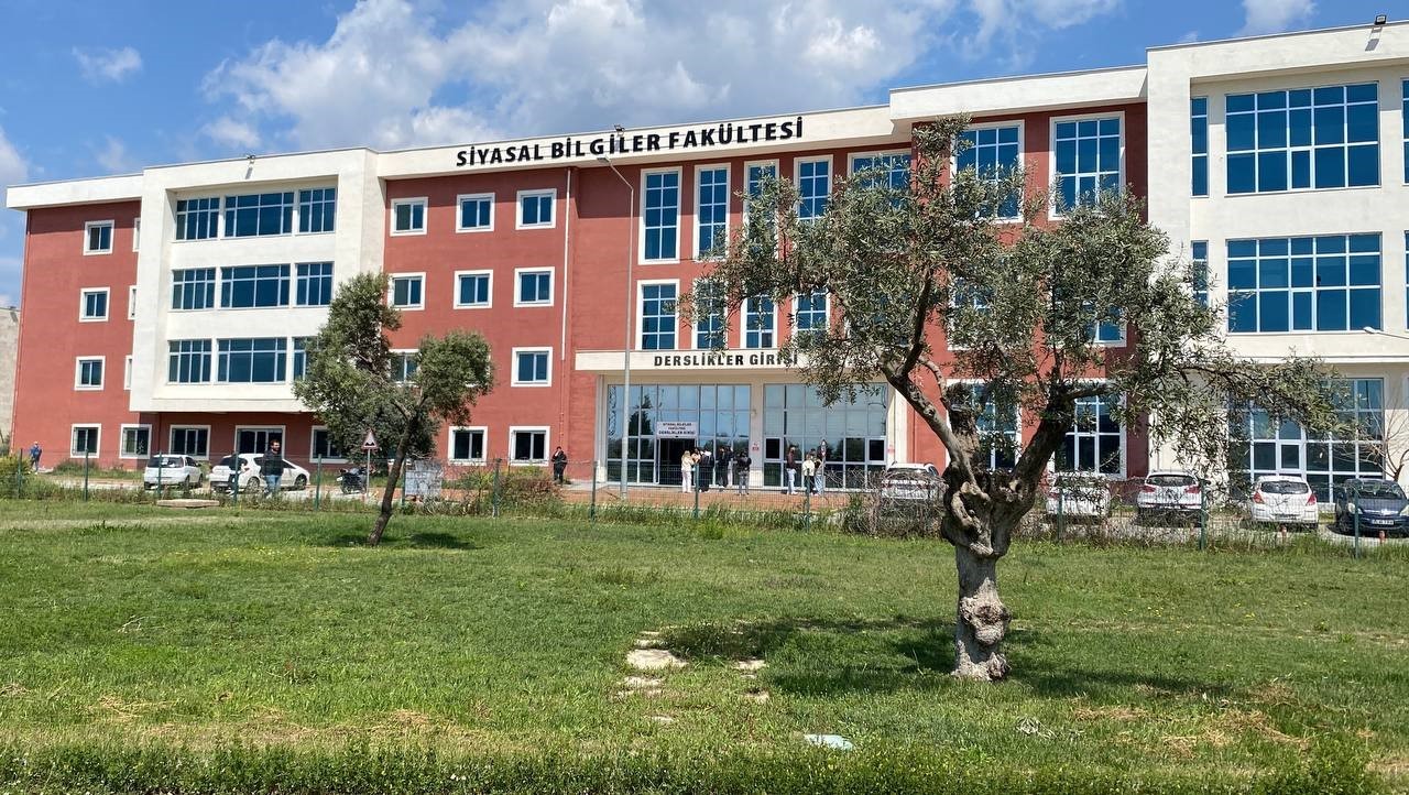 Aydın’da "Fakültemde başörtülü istemiyorum" diyen akademisyene tepkiler dinmiyor