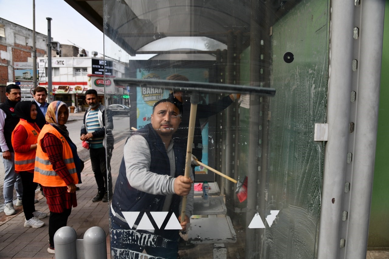 Osmaniye’de otobüs duraklarında genel temizlik çalışması