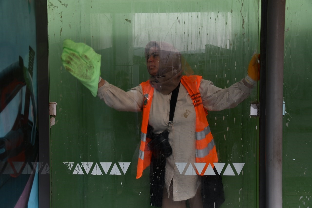 Osmaniye&rsquo;de otob&uuml;s duraklarında genel temizlik &ccedil;alışması
