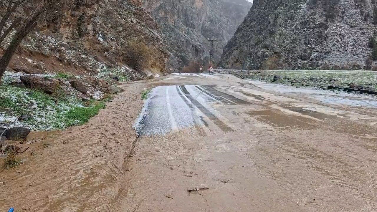 Tunceli’de dolu ve sağanak hayatı olumsuz etkiledi
