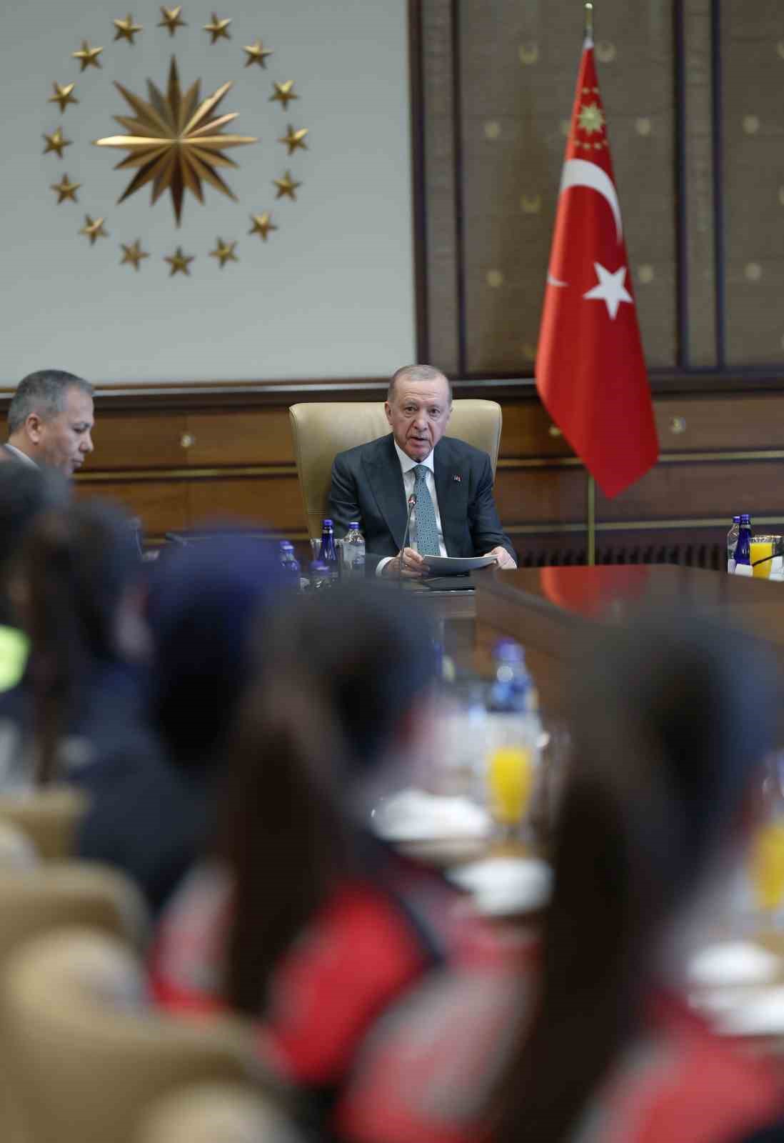 Cumhurbaşkanı Erdoğan, İ&ccedil;işleri Bakanı Yerlikaya ve beraberindeki T&uuml;rk Polis Teşkilatı heyetini kabul etti.
