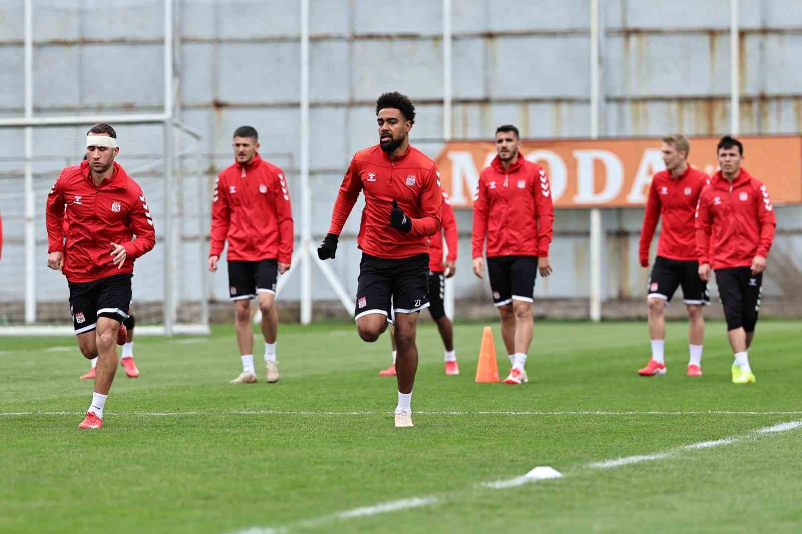 Sivasspor, Fenerbah&ccedil;e ma&ccedil;ının hazırlıklarını s&uuml;rd&uuml;rd&uuml;
