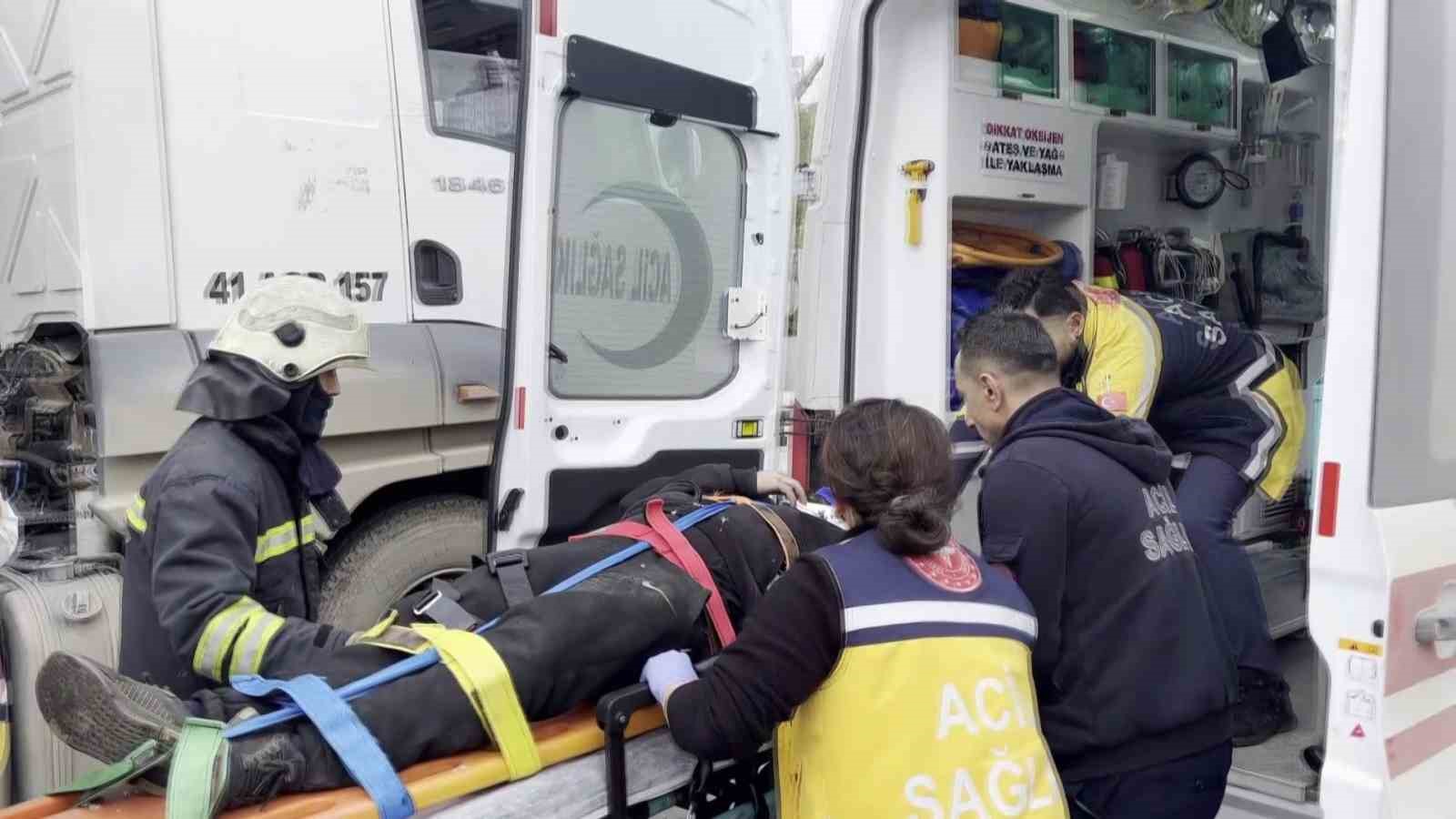 Hastayı hastaneye yetiştirmeye çalışan ambulans otomobille çarpıştı: 2 yaralı