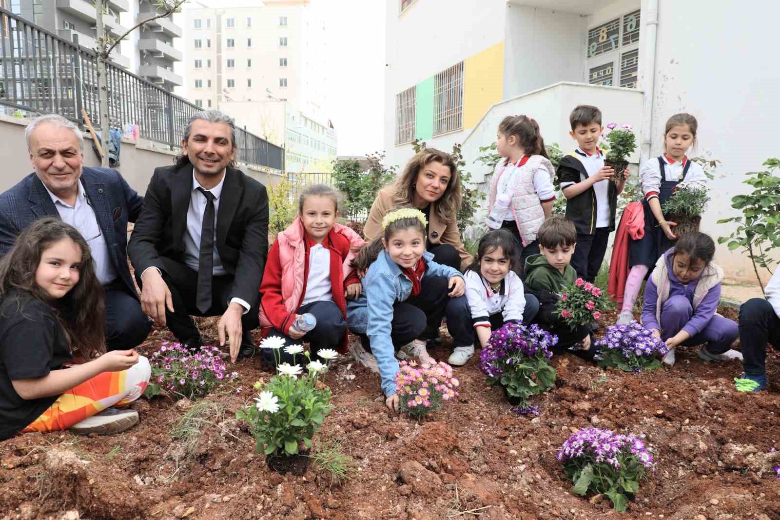 "Yeşil Okullar ve Doğanın Genç Savunucuları Projesi" ile minik eller toprağa hayat verdi