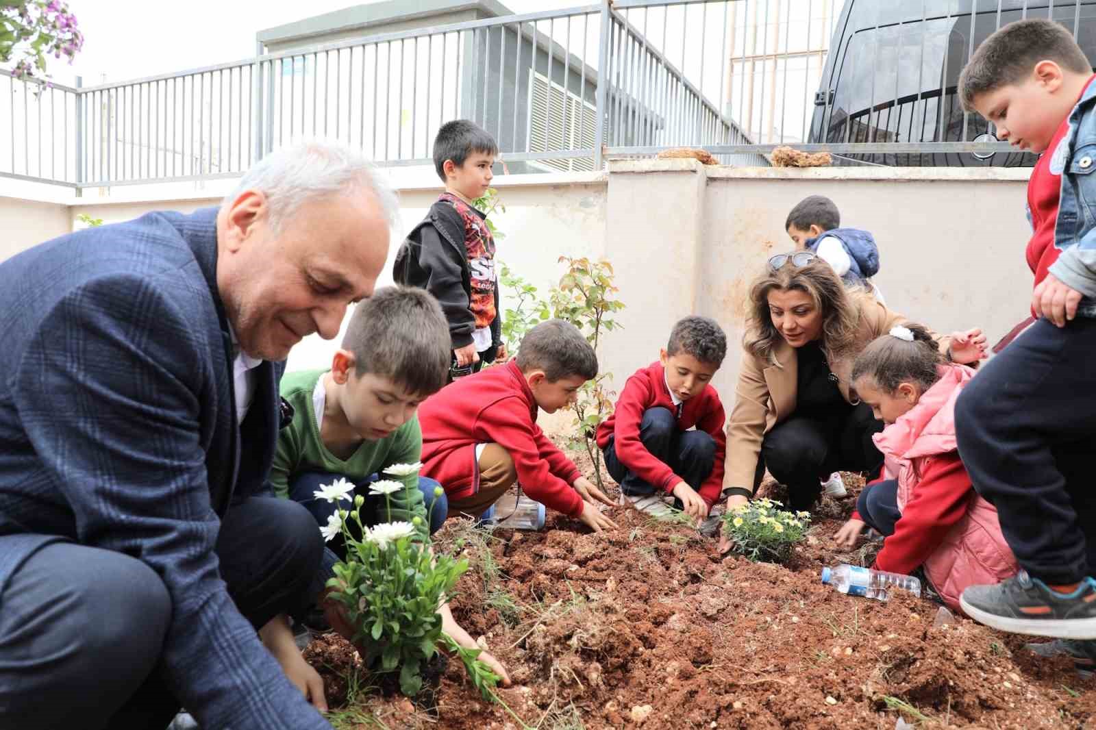 "Yeşil Okullar ve Doğanın Gen&ccedil; Savunucuları Projesi" ile minik eller toprağa hayat verdi
