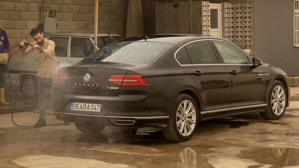 Şanlıurfa&rsquo;da toz bulutu sonrası oto yıkamacılarda yoğunluk
