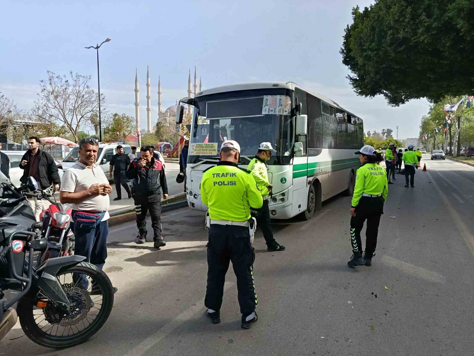 Karnavala giderken otobüsle çarpıştı: 1 ölü, 1 yaralı