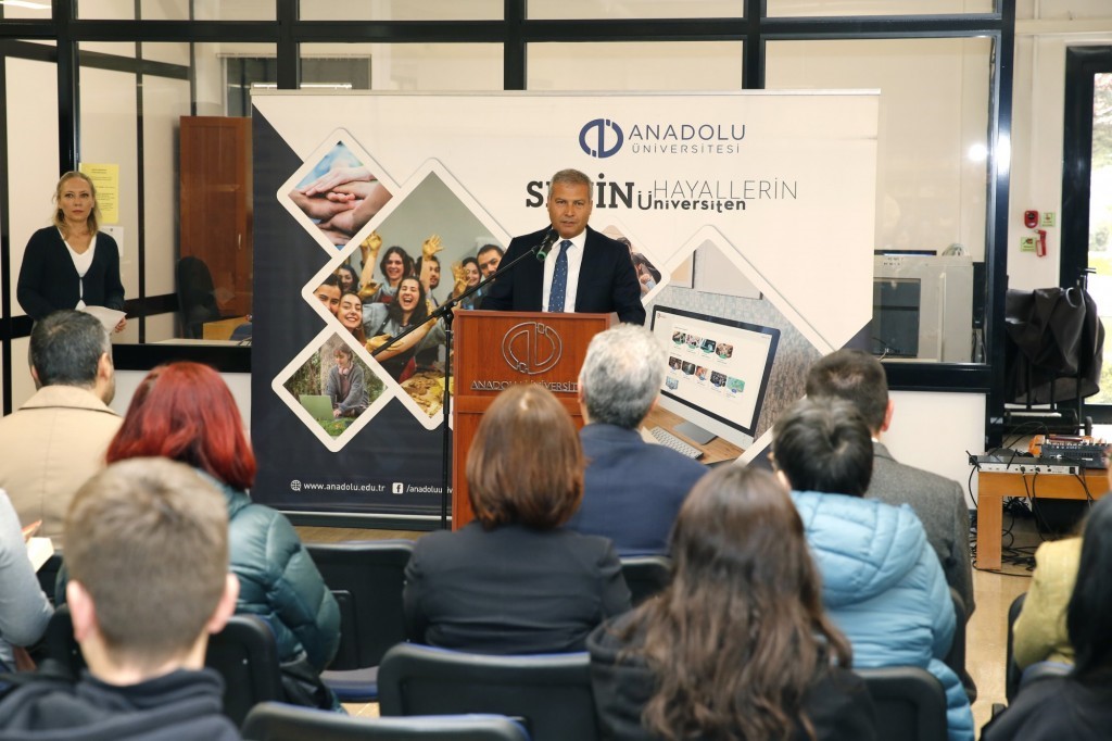 Anadolu &Uuml;niversitesinde &uuml;reten T&uuml;rkiye temasıyla kitap okuma etkinliği ger&ccedil;ekleştirildi
