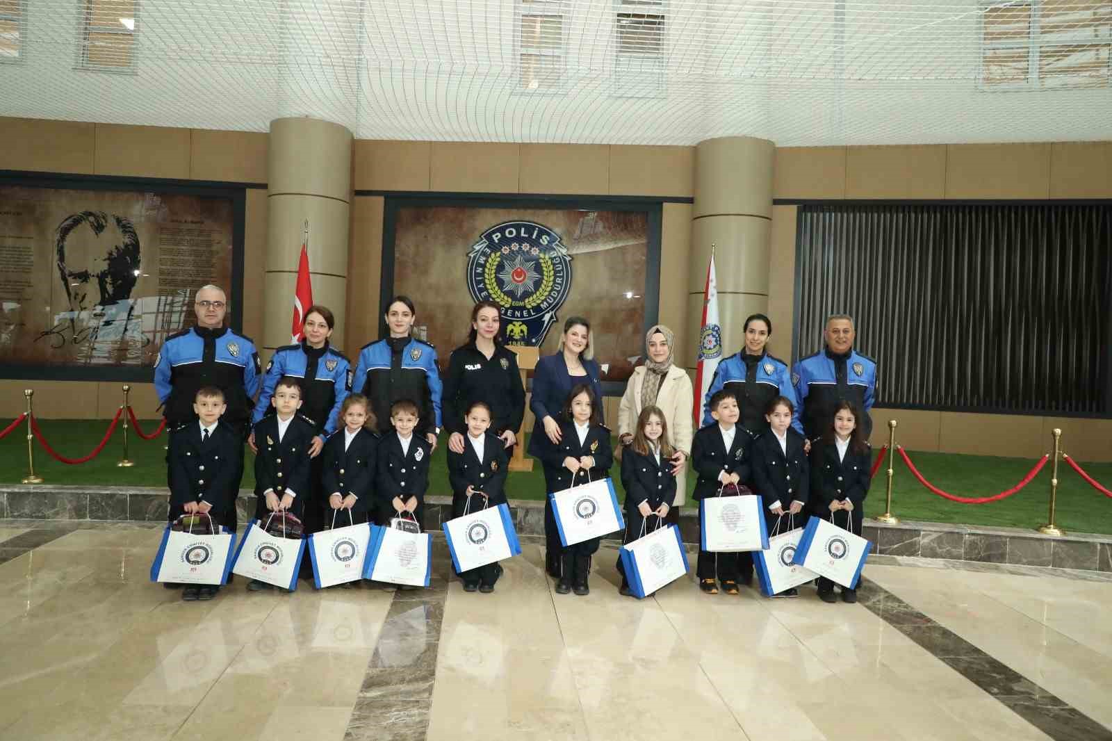 Emniyet M&uuml;d&uuml;r&uuml; Arıbaş, &ccedil;ocuklarla kitap okudu
