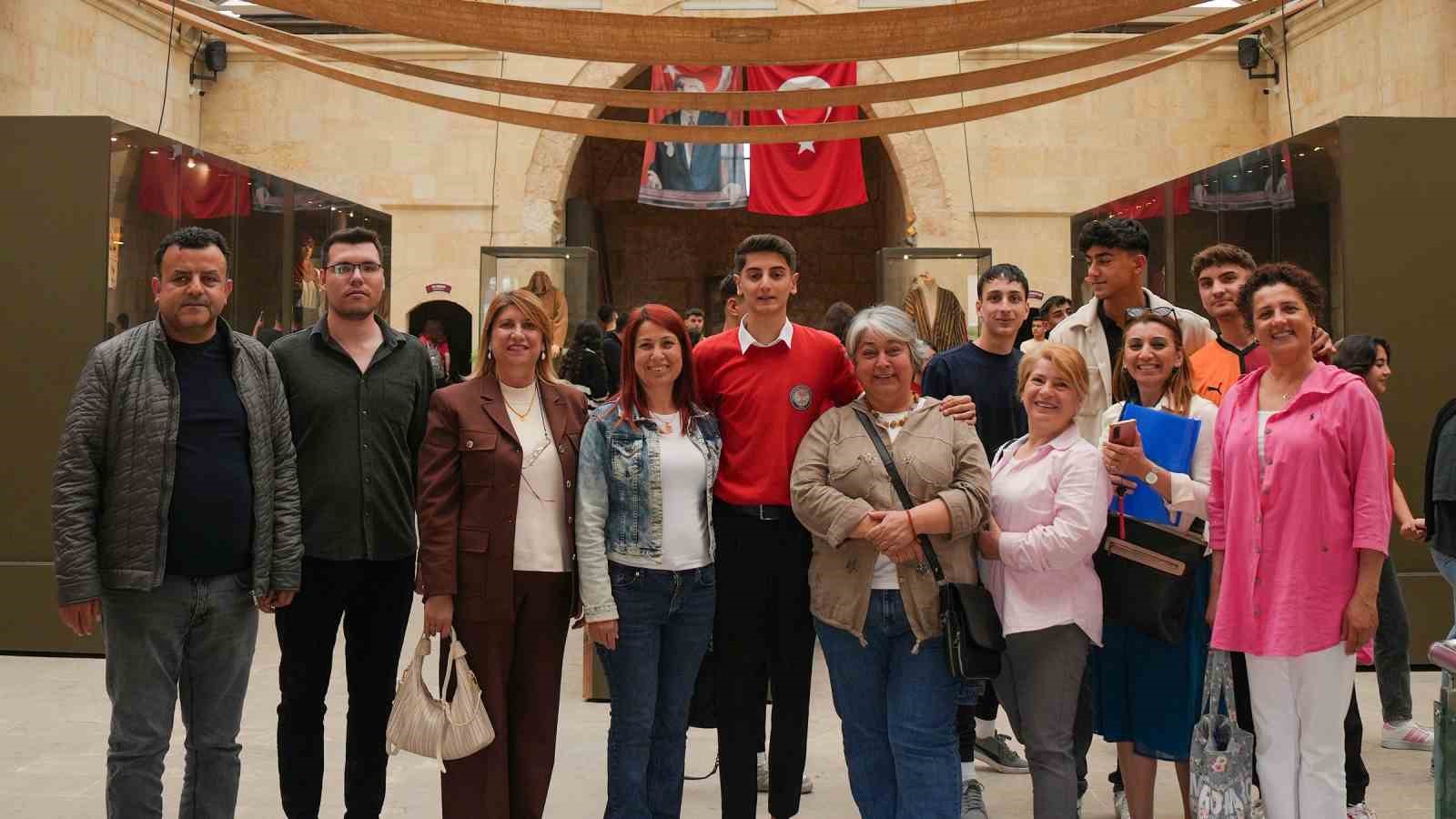 Tarsus&rsquo;ta gen&ccedil;ler, hem bilin&ccedil;lendi hem de tarihle buluştu
