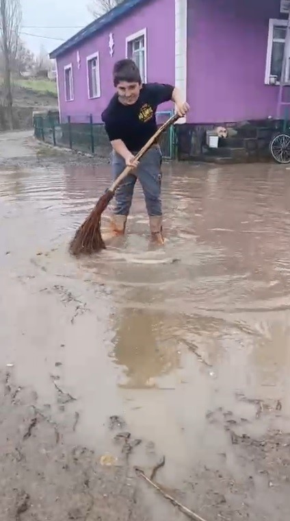 Kars’ta sel: Evleri su bastı